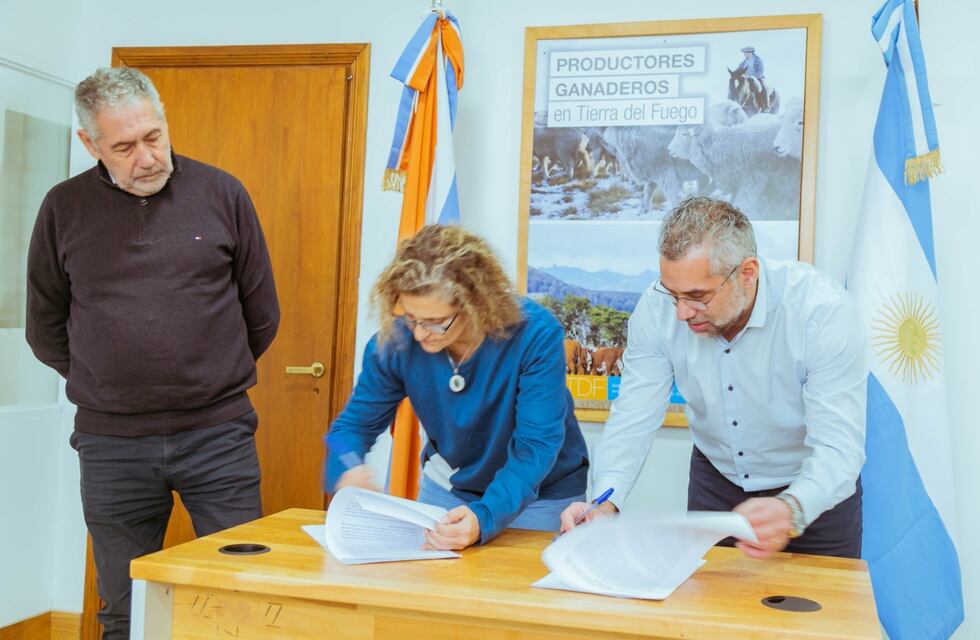 Firman convenio para fortalecer la producción ganadera en Río Grande