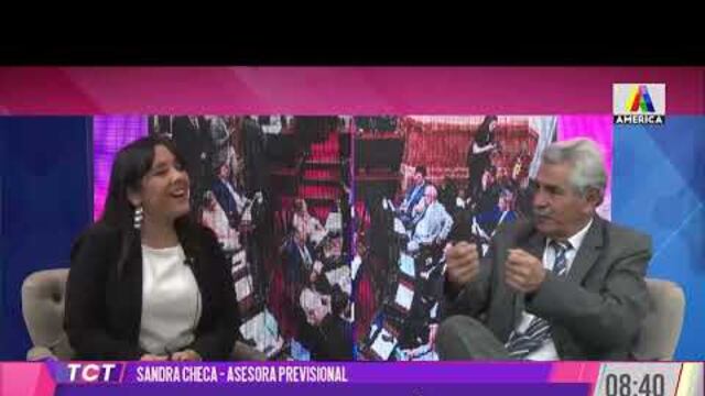 La asesora provisional Sandra Checa junto al periodista Germán Valdez.