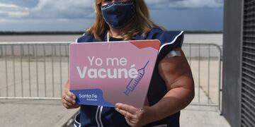 Docente santafesina a la salida del centro de vacunación (Gobierno de Santa Fe)