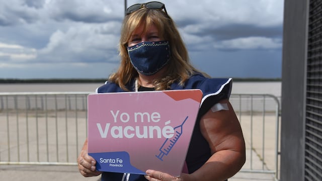 Docente santafesina a la salida del centro de vacunación (Gobierno de Santa Fe)