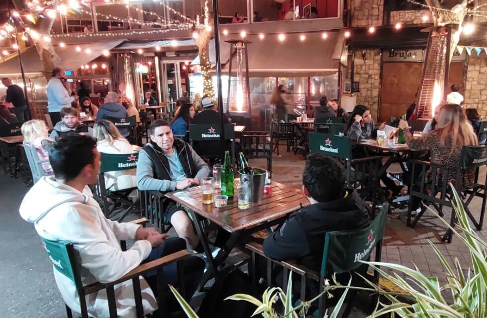 Ciudad: el primer día de apertura nocturna para bares y restaurantes estuvo colmado de gente