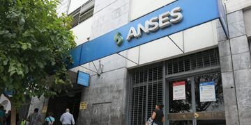 El Gobierno nacional determinó que los organismos públicos se desprendan de sus tenencias de bonos en dólares.