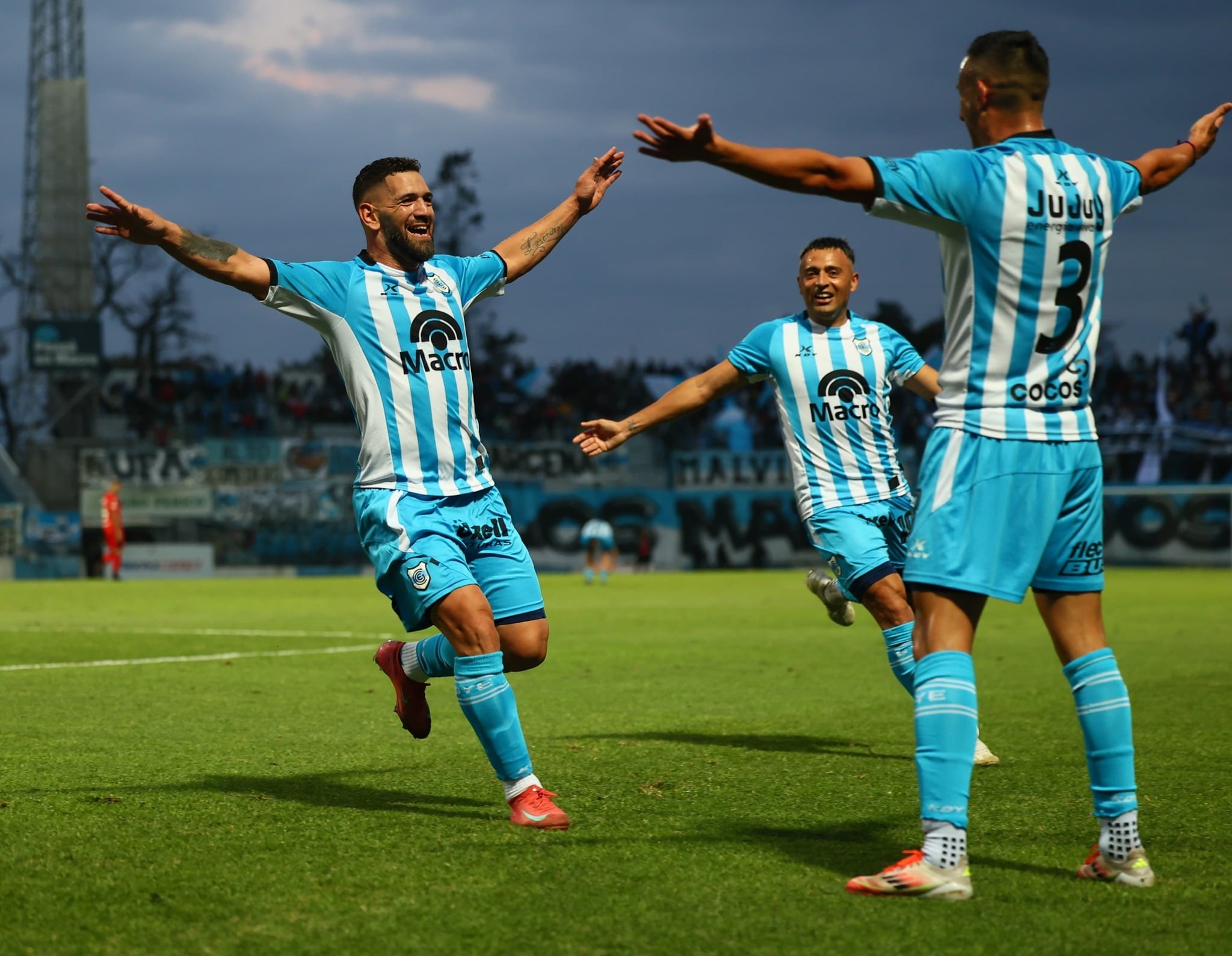 Gustavo Fernández grita uno de sus dos goles en una tarde imparable para que Gimnasia y Esgrima de Jujuy vuelva a sonreír.