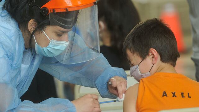 Vacunación en menores en el pabellón Argentina de Ciudad Universitaria contra el coronovirus 10 octubre 2021 foto Javier Ferreyra