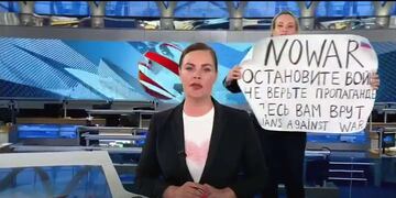 El momento en que la periodista rusa interrumpe la transmisión con un cartel contra la guerra.