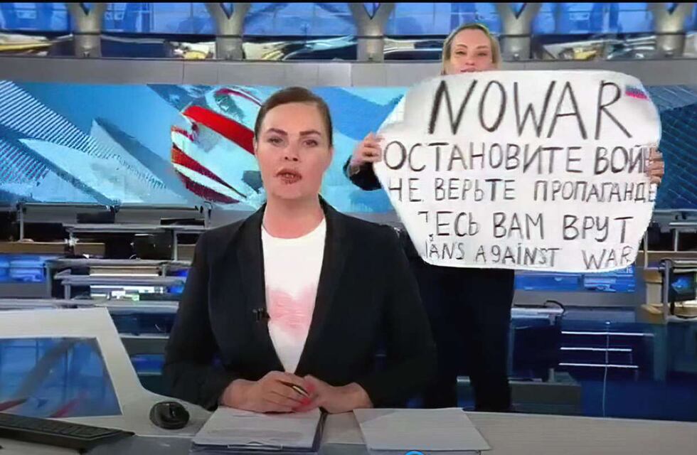 Conflicto Rusia-Ucrania: la periodista rusa que denunció en vivo la invasión, huyó de la prisión domiciliaria