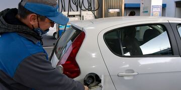 Nuevo aumento del precio de los combistibles de YPF en San Juan.
Foto: Orlando Pelichotti / Los Andes