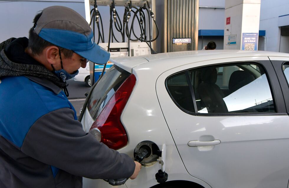 Golpe al bolsillo: tras la nueva suba, así quedaron los precios de la nafta de YPF en San Juan