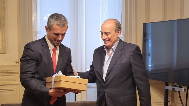 El ministro del Interior, Guillermo Francos le entregó al presidente de la Cámara de Diputados, Martín Menem, la "ley ómnibus" (Foto: HCDN)