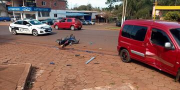 Accidente vial en Eldorado dejó como saldo a un motociclista herido.