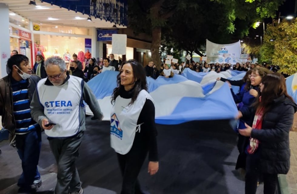 Una multitud acudió a la marcha docente que se realizó en San Luis