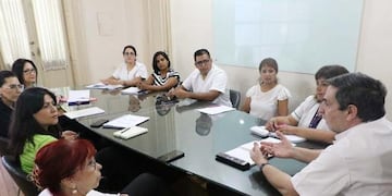 Medina Ruiz en reunión con obstetras.