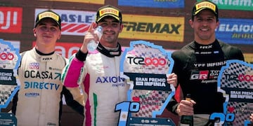 Aldrighetti (en el medio), junto a Tiago Pernía (a la izq.) y Rossi, en el podio de la segunda final en el Cabalén.