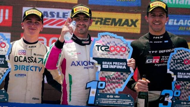 Aldrighetti (en el medio), junto a Tiago Pernía (a la izq.) y Rossi, en el podio de la segunda final en el Cabalén.