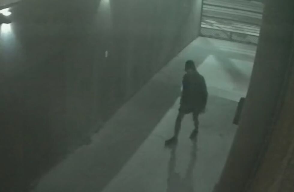 Video: así ingresaba un ladrón a robar en una casa de Rawson
