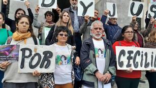 Familiares y allegados de Cecilia Basaldúa reclamando este jueves en los Tribunales de Córdoba (La Voz)
