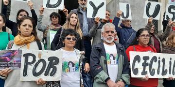 Familiares y allegados de Cecilia Basaldúa reclamando este jueves en los Tribunales de Córdoba (La Voz)
