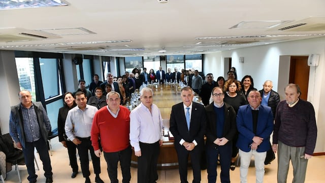 Jaldo con representantes de gremios docentes.