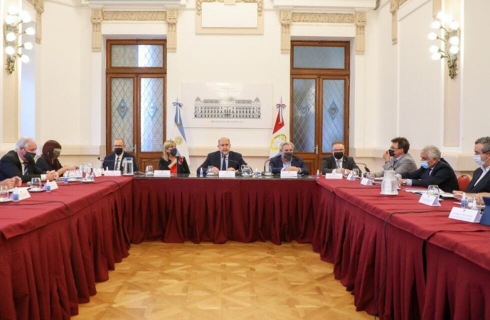 Omar Perotti junto a intendentes y legisladores se reunieron por la crisis de seguridad en Santa Fe