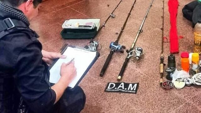 Insólito: transportaba cañas de pescar, adujo ir de pesca y eran robadas.