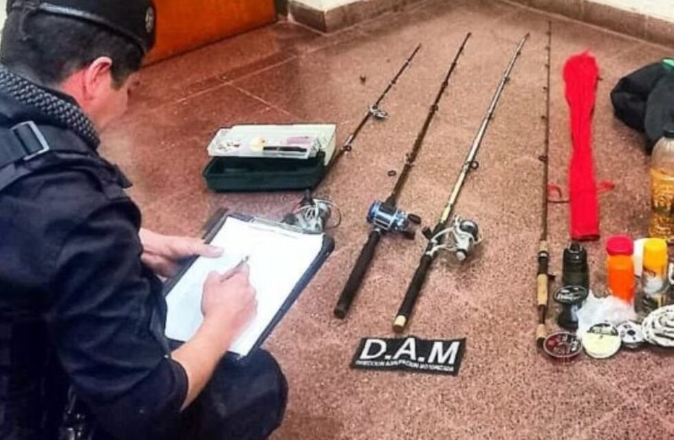 Insólito: transportaba cañas de pescar, adujo ir de pesca y eran robadas