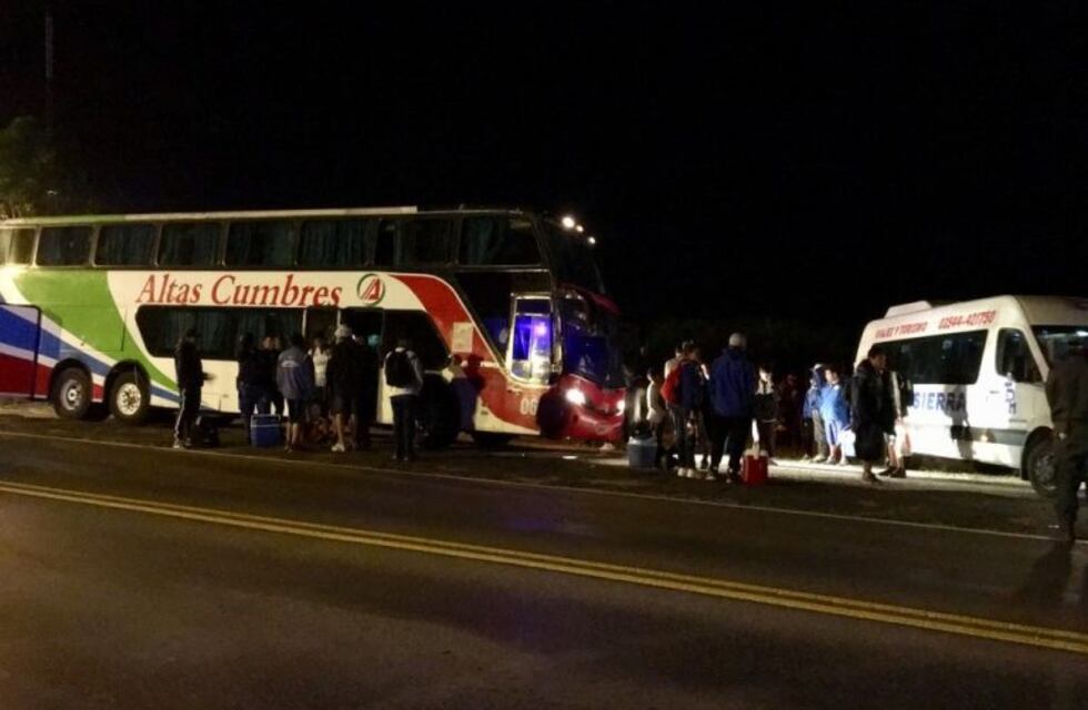 Retuvieron un colectivo "trucho" con 60 pasajeros en Mina Clavero