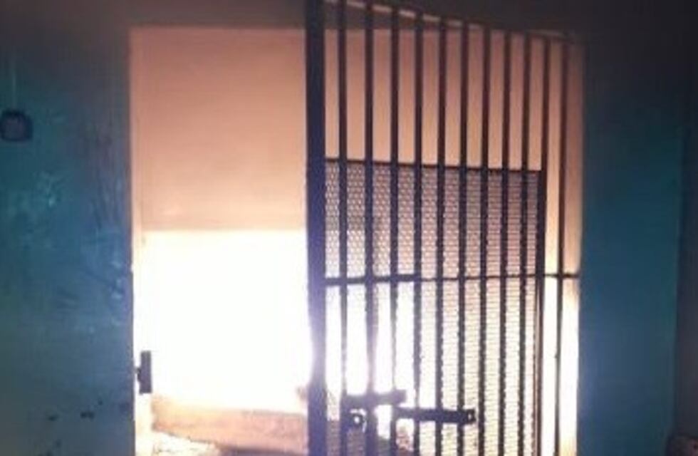Golpeó a su pareja, agredió a dos policías y al ser detenido produjo un incendio