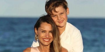 Bautista Vicuña junto a su mamá, Pampita Ardohain.