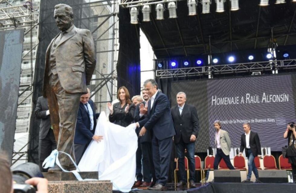 Inauguraron un monumento a Raúl Alfonsín en La Plata