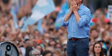 -FOTODELDIA- AME3708\u002E BUENOS AIRES (ARGENTINA), 07/12/2019\u002E- El Presidente Mauricio Macri saluda a las miles de personas que se reúnen en la Plaza de Mayo, con la consigna “Más juntos que nunca\