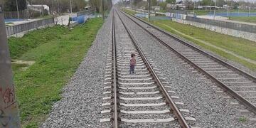 El menor sobre las vías del tren Roca\u002E (captura)