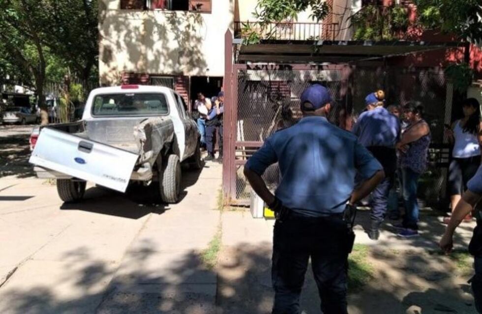 Detuvieron al hombre que chocó al policía que esperaba en el semáforo