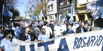 Los choferes realizaron una importante marcha a pesar de la cuarentena por la pandemia\u002E (Juan José García)