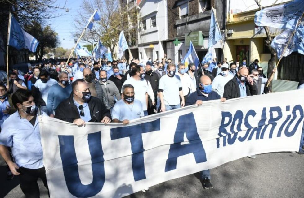 Completarán el sueldo de choferes pero sigue el paro de transporte en Rosario