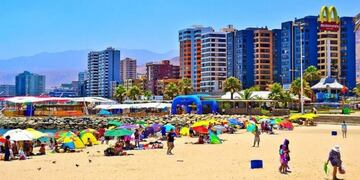 Las misioneras estuvieron en las playas de Antofagasta, en el norte de Chile\u002E