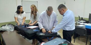Samic de Eldorado recibió en manos de su director, José Luis Rivero, material de osteosíntesis para tratar fracturas\u002E (Facebook)