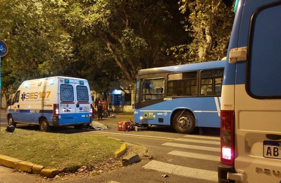 Murió un cadete atropellado por un colectivo