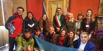 Los ocho jóvenes rafaelinos que fueron recibidos en Fossano (Prensa Municipalidad de Rafaela)