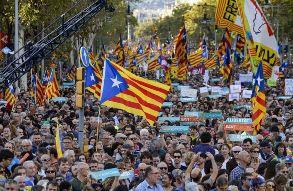 Masiva marcha en Barcelona tras la intervención de Cataluña