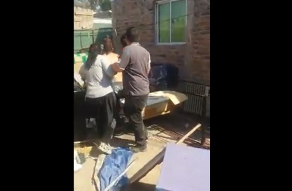 Mirá el video de la fuerte golpiza a una embarazada en el barrio La Favorita