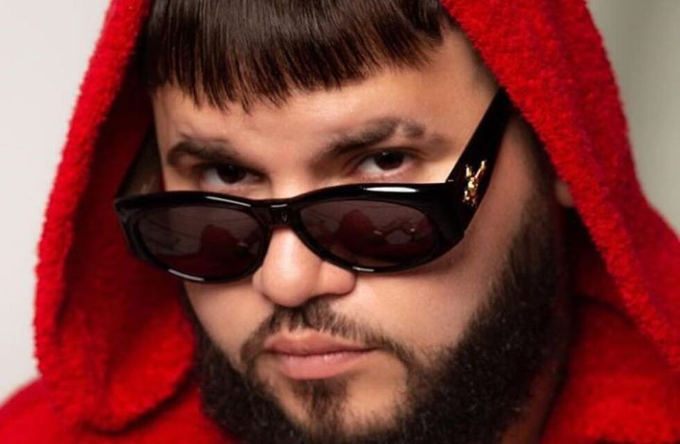 Al reguetonero Farruko se le voló el peluquín en pleno concierto