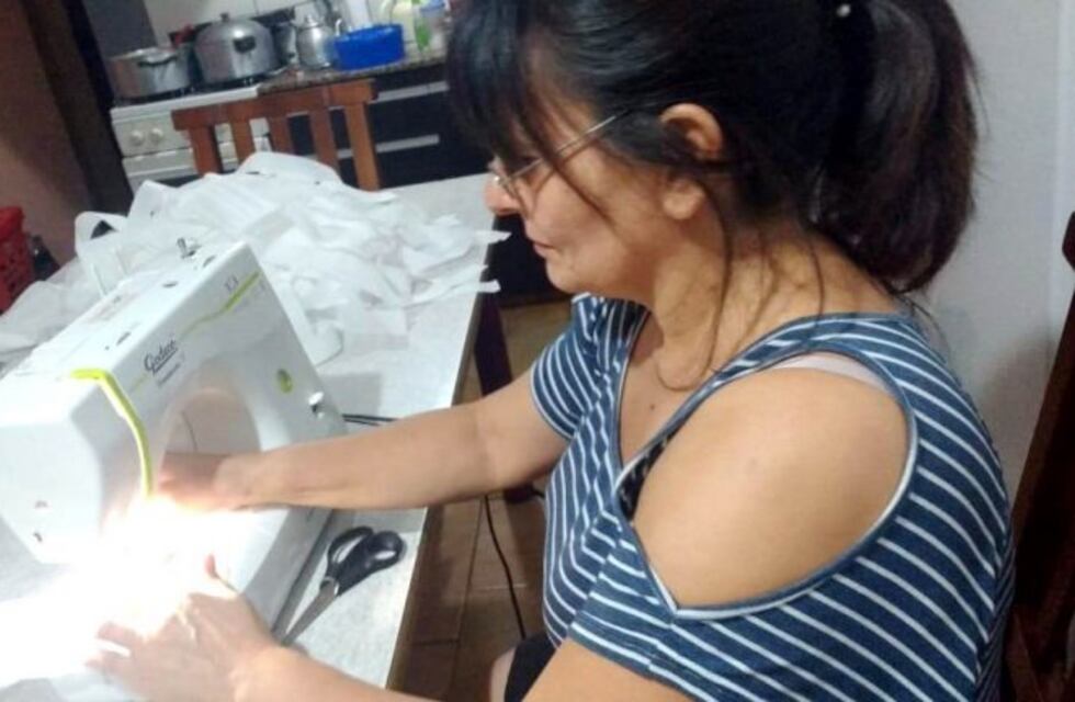 Coronavirus: voluntarios confeccionan barbijos, batas y cofias para los centros de salud