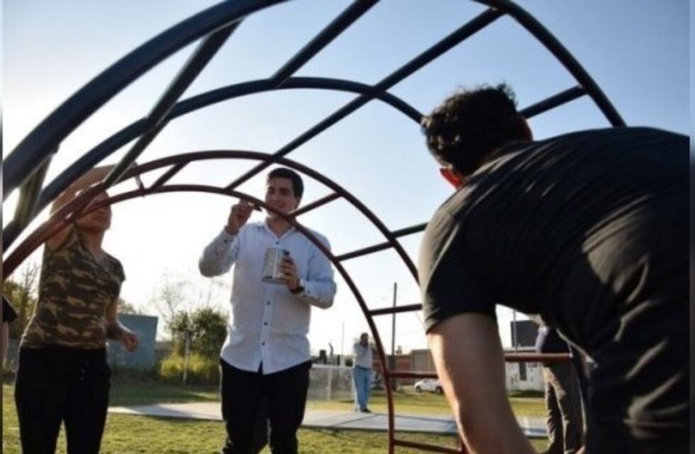 Alumnos del PIT pintaron los juegos del Paseo Belgrano