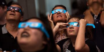eclipse total de sol que pudo verse en Estados Unidos millones de personas fueran testigos con el uso de gafas especiales El acontecimiento tardó una hora y media en recorrer el cielo desde la costa del Pacífico\r\n\r\n\r\nNEW YORK, NY - AUGUST 21: People view the solar eclipse at 'Top of the Rock' observatory at Rockefeller Center, August 21, 2017 in New York City\u002E While New York City is not in the path of totality for the solar eclipse, around 72 percent of the sun will be covered by the moon during the peak time of the partial eclipse\u002E Drew Angerer/Getty Images/AFP\r\n== FOR NEWSPAPERS, INTERNET, TELCOS & TELEVISION USE ONLY == eeuu eclipse total de sol solar fenomeno astronomico historico la luna cubre por completo al sol gente publico con lentes especiales