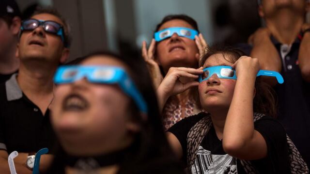 Qué recomiendan los expertos para ver el eclipse y no poner en riesgo la vista (Foto: Drew Angerer/Getty Images/AFP)