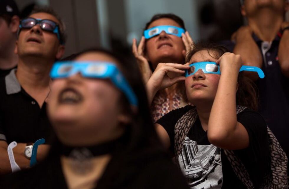 Qué recomiendan los expertos para ver el eclipse solar y no poner en riesgo la vista