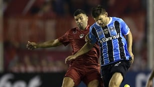 Brazil's Gremio defender Walter Kannemann (R) vies for the ball with Argentina's Independiente forward Emmanuel Gigliotti during their Recopa Sudamericana 2018 first leg final football match at Libertadores de America stadium in Avellaneda, Buenos Aires, on February 14, 2018\u002E / AFP PHOTO / Juan MABROMATA