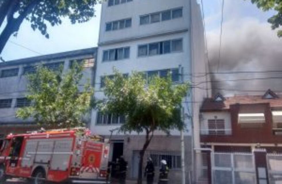 Se incendió la fábrica de Yoly Bell en el barrio de Versalles