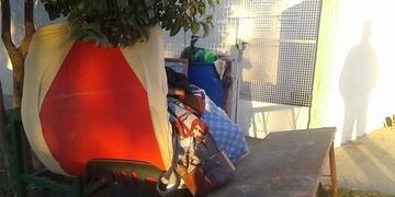 Los dueños le sacaron todos sus bienes a la vereda\u002E Foto: Policía de San Luis\u002E