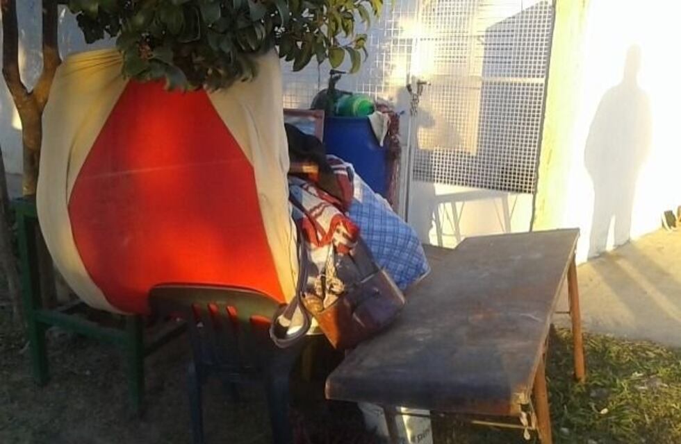 Una anciana quedó en la calle con todos sus muebles por no pagar el alquiler